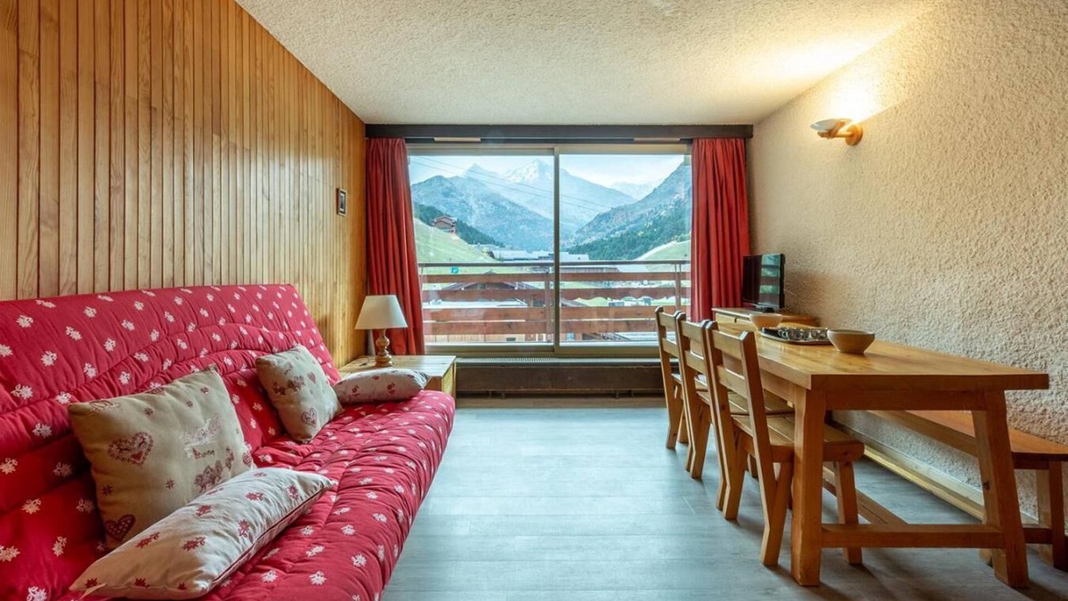 Meribel-Mottaret Apartment | 70m from ski slopes, 3rd floor, view mountain, balcony, tv, ski locker, 30m², Méribel-Mottaret