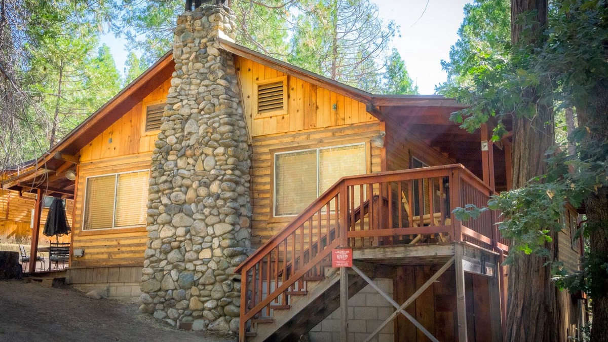 North Wawona Cabin | (76) Howard's Retreat at The Redwoods In Yosemite