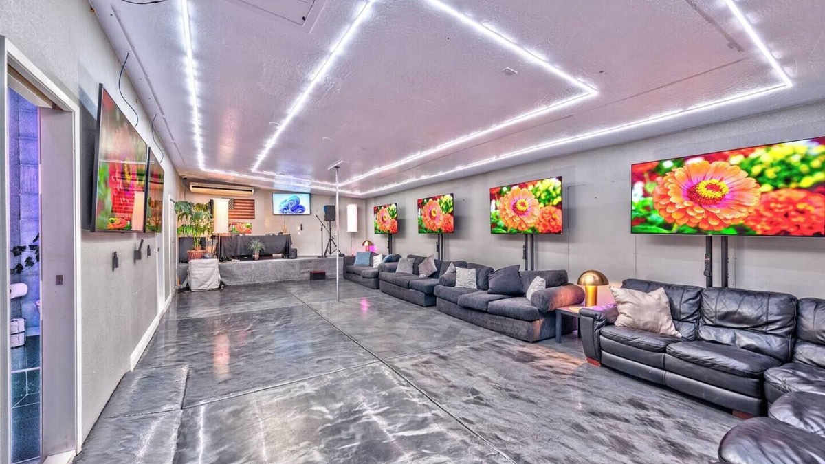 Las Vegas House | 777rentals - Acre of fun! 19+ Beds, 14 Baths