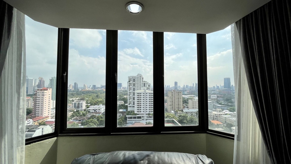 Ploenchit Condo | 78sqm, Large 1 Bdrm, Soi Nana, Near BTS, Free WiFi