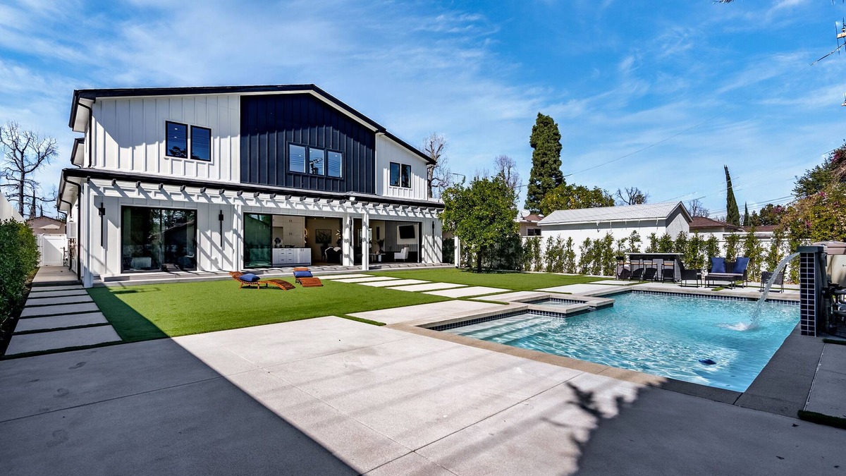 Encino House | 7bed, 6 bath house with pool & jacuzzi, fitness room in terrific Los Angeles