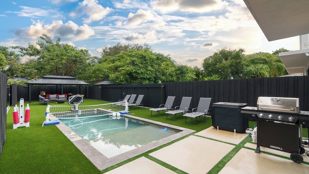 Buena Vista House | 7BR Design District Two Villas, Private Pool, Backyard, Outdoor Lounge & Dining
