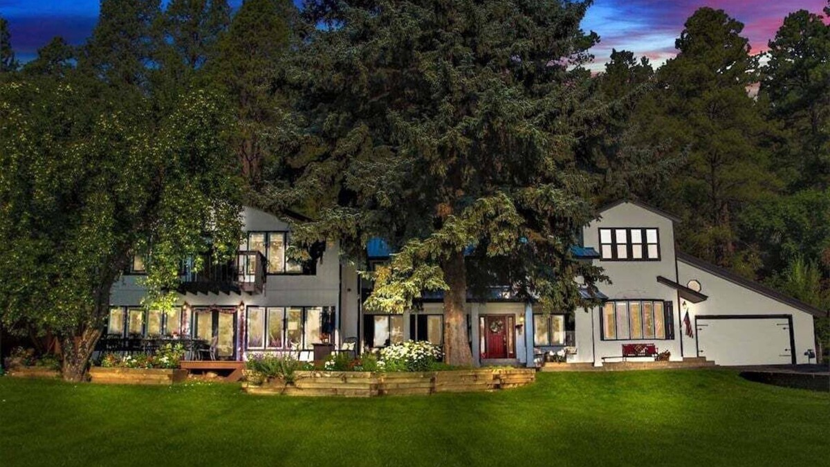 Trimble House | 7BR Luxury with Amazing Amenities, Hot Tub, Pool Table, Yard, Close to Town/Ski