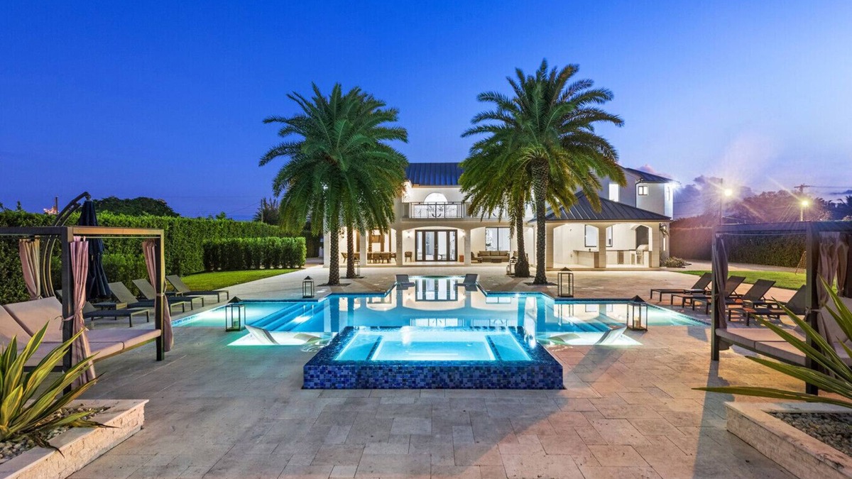 Sunset House | 7BR Villa sleeps 16/Pool, Jacuzzi, Pickleball