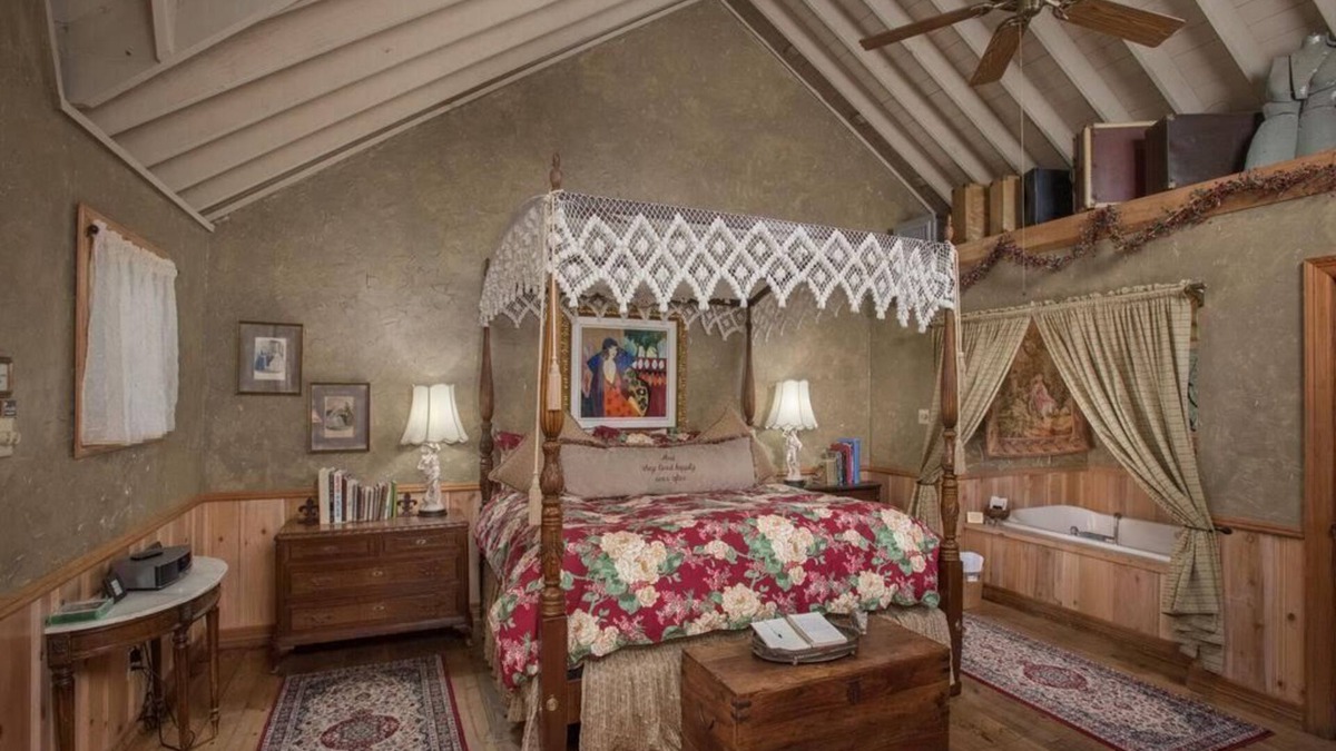 Wellborn Cabin | 7F Lodge - France Chateau w/Jacuzzi Tub and Breakfast