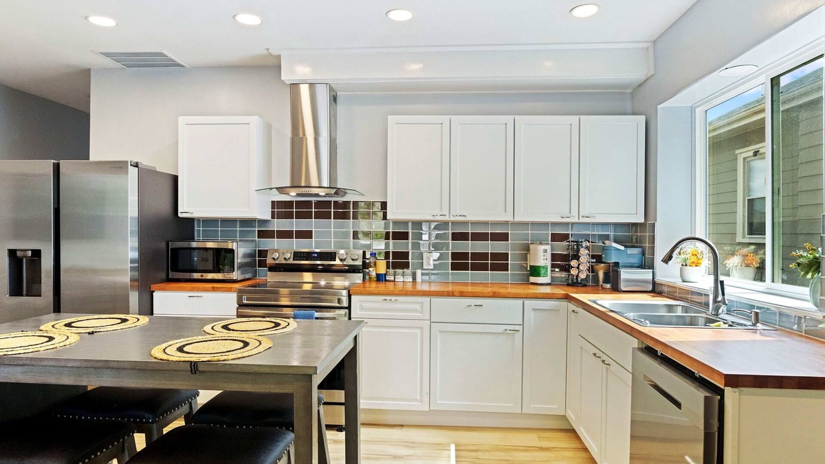 New Albany House | 7Mi Louisville Pet-Friendly Home