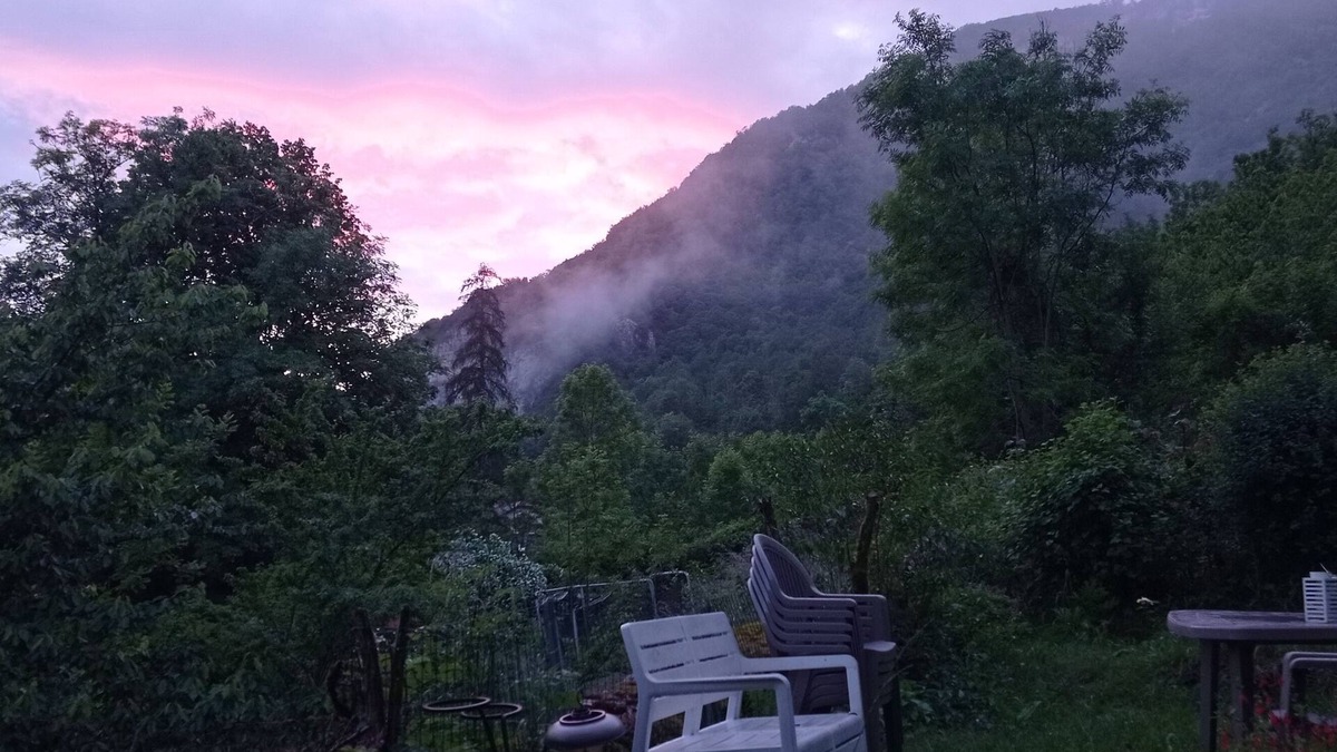 La Burbanche House | 8/10-person house close to supervised swimming lake and rafting spot