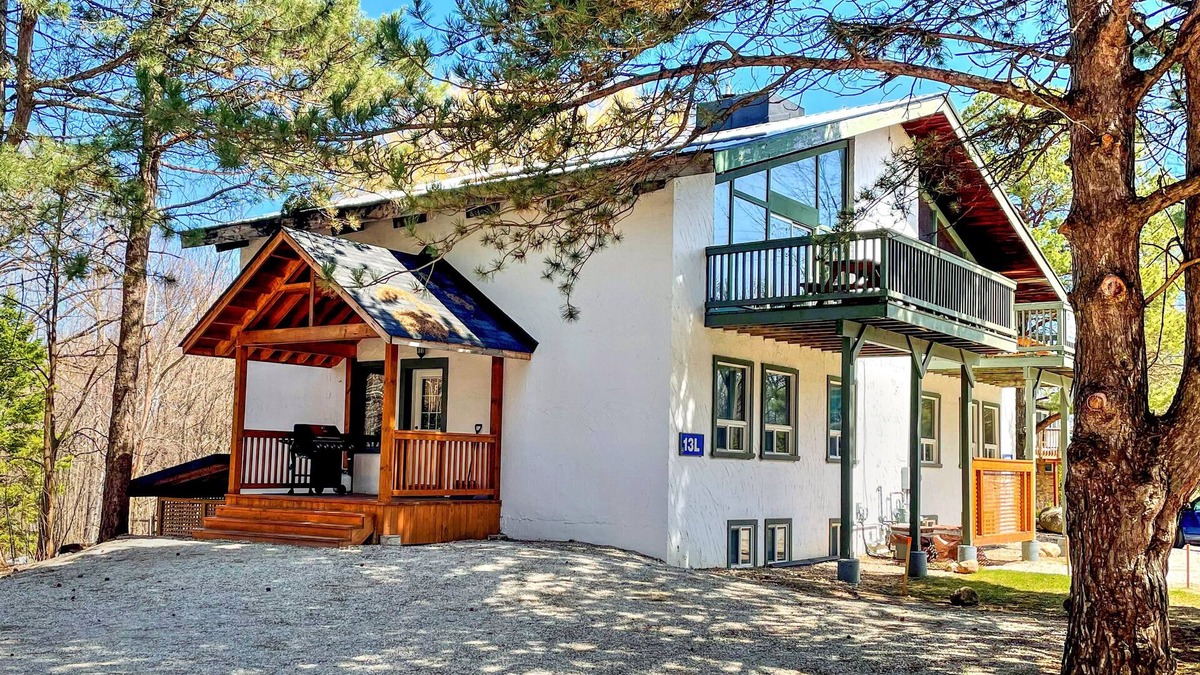 The Blue Mountains Ski Chalet | 8 bdrm Blue Mountain Cottage/Large Groups, Private Beach Access, Hot Tub, BBQ