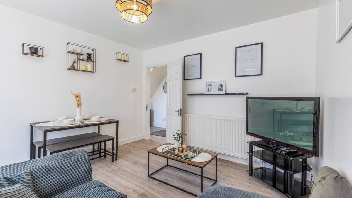 Southampton House | 8 Bed Contractor/Family Stays Free Private Parking