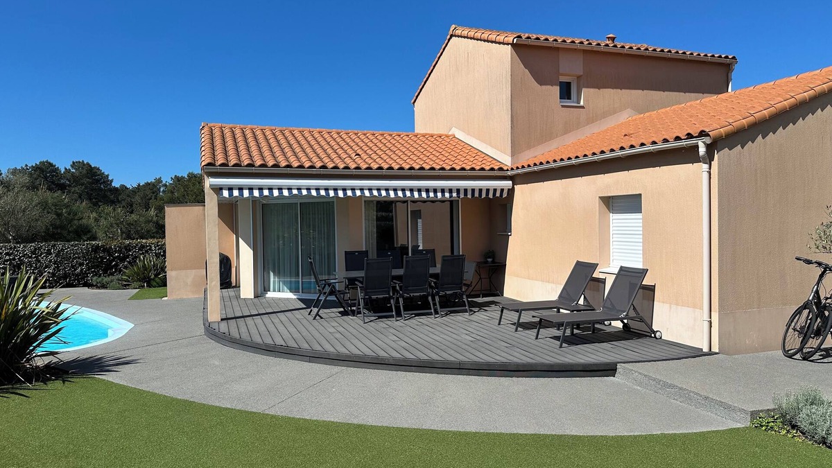 Chateau-d'Olonne Villa | 8 bed detached villa with private pool. Sea within walking distance.