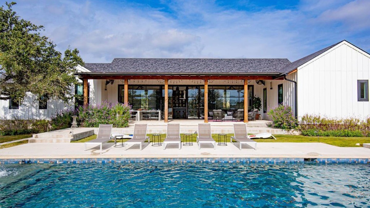 Austin House | 8-Bed Luxury Retreat w/Pool, Hot Tub & Game Room Near Austin – The Owners House