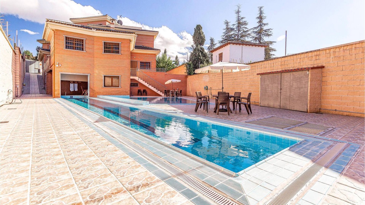 Albolote House | 8 bedroom accommodation in Albolote