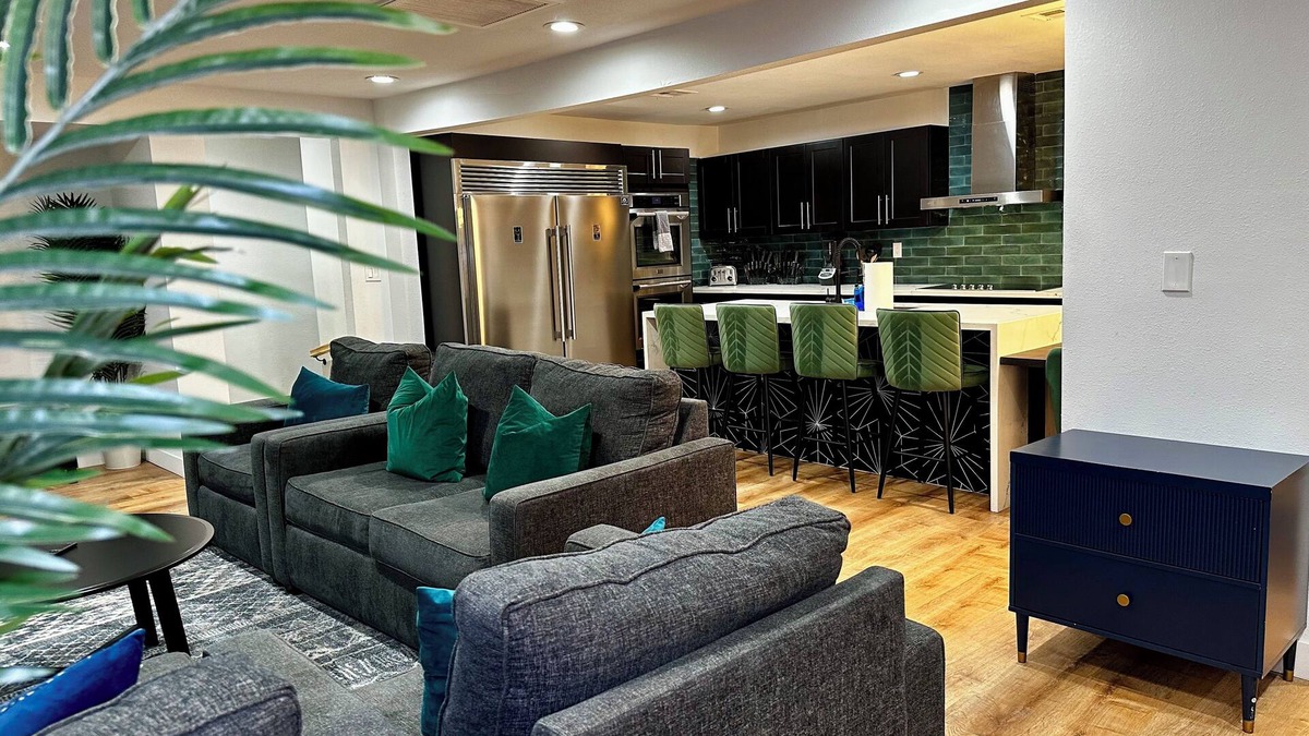 North Las Vegas Bed & Breakfast | 8-bedroom bed & breakfast in welcoming North Las Vegas with WiFi, AC