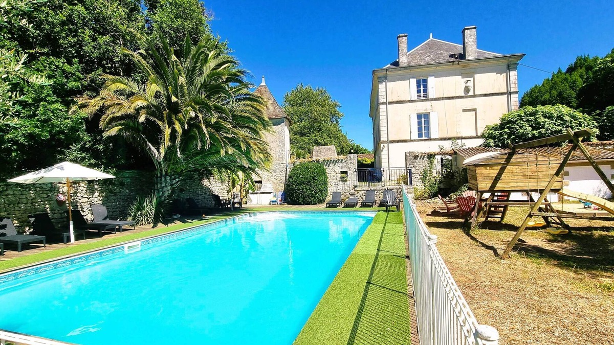 Saint-Just-Luzac Villa | 8 bedroom chateau with private pool, Chateau De Rochebonne