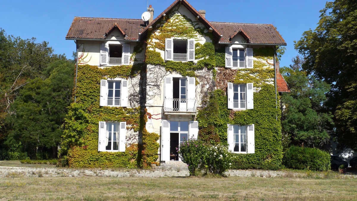 Belabre House | 8 bedroom Former hunting lodge with pool set in peaceful countryside ...