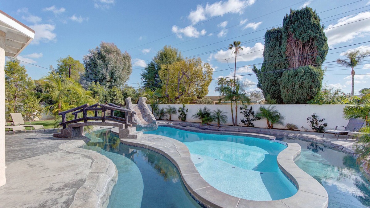 Sherwood Forest and Thistle Development House | 8 Bedroom Pool, Flowing Lazy River & Water Slide near Disneyland! PRIVATE OASIS!