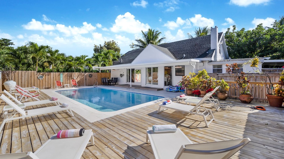 Hallandale Beach House | 8 Bedroom-resort UP TO 22 GUESTS 5 minute-drive to the OCEAN