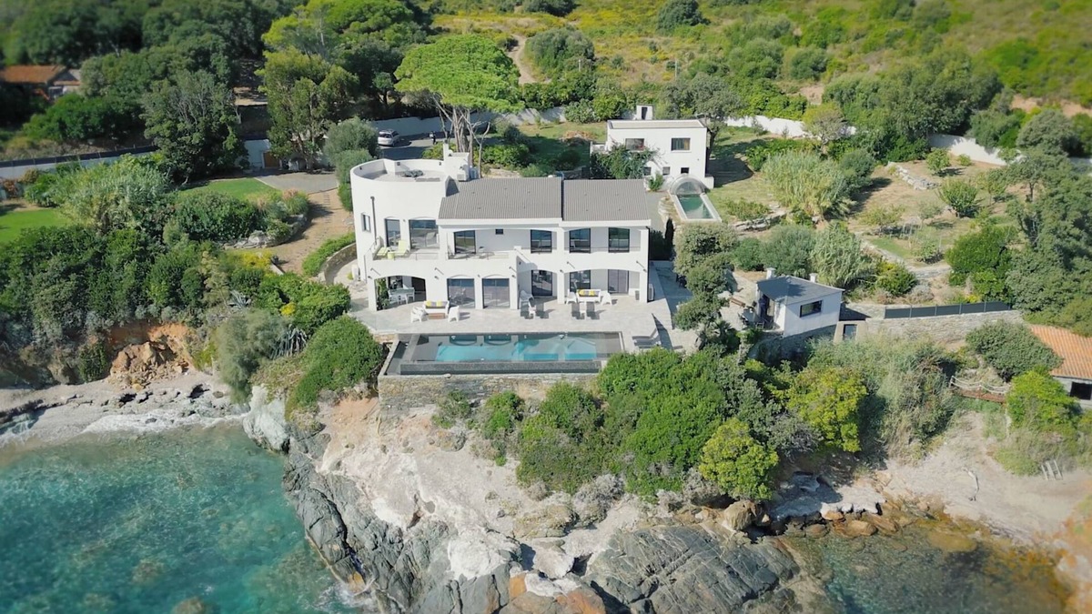 Tomino Villa | 8 Bedroom Villa in tomino