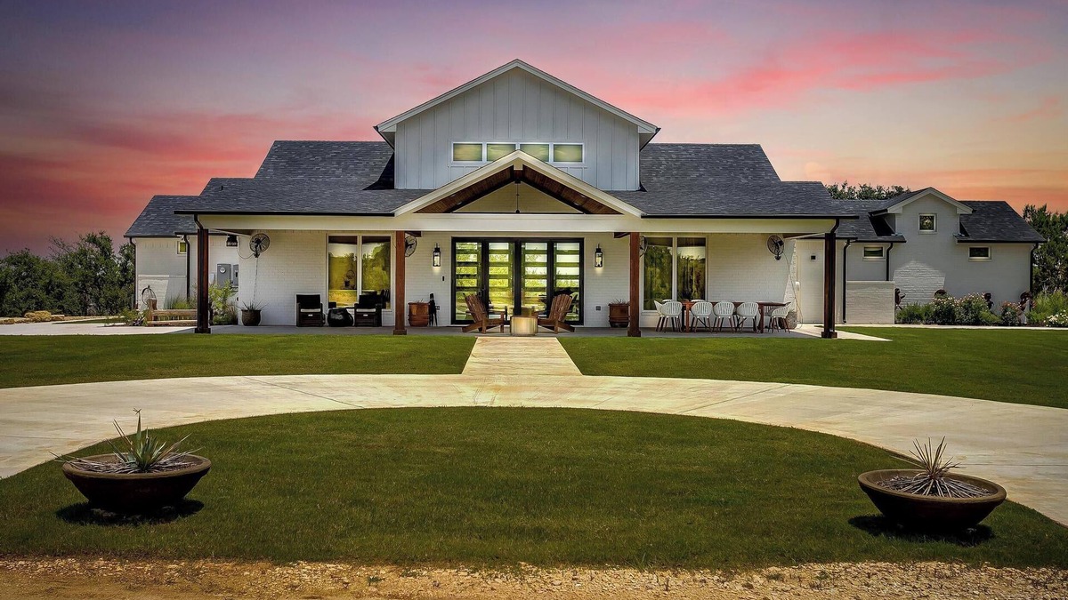Paluxy Villa | 8 bedrooms Ranch, Pool, Giant Hot Tub, Fishing, Fire Pits and Hiking trails