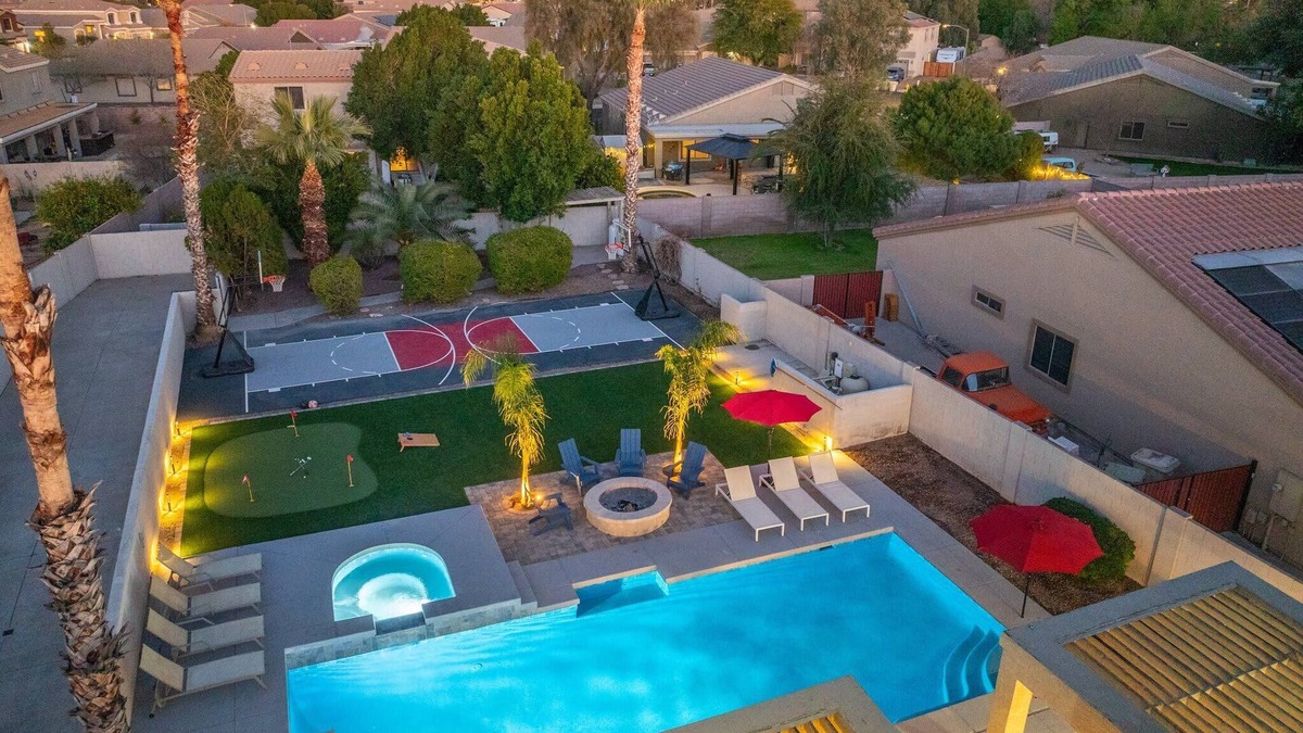 Desert Sunset House | 8 Beds|3 Showers|Gameroom, Gym, Pool, Spa & BBall