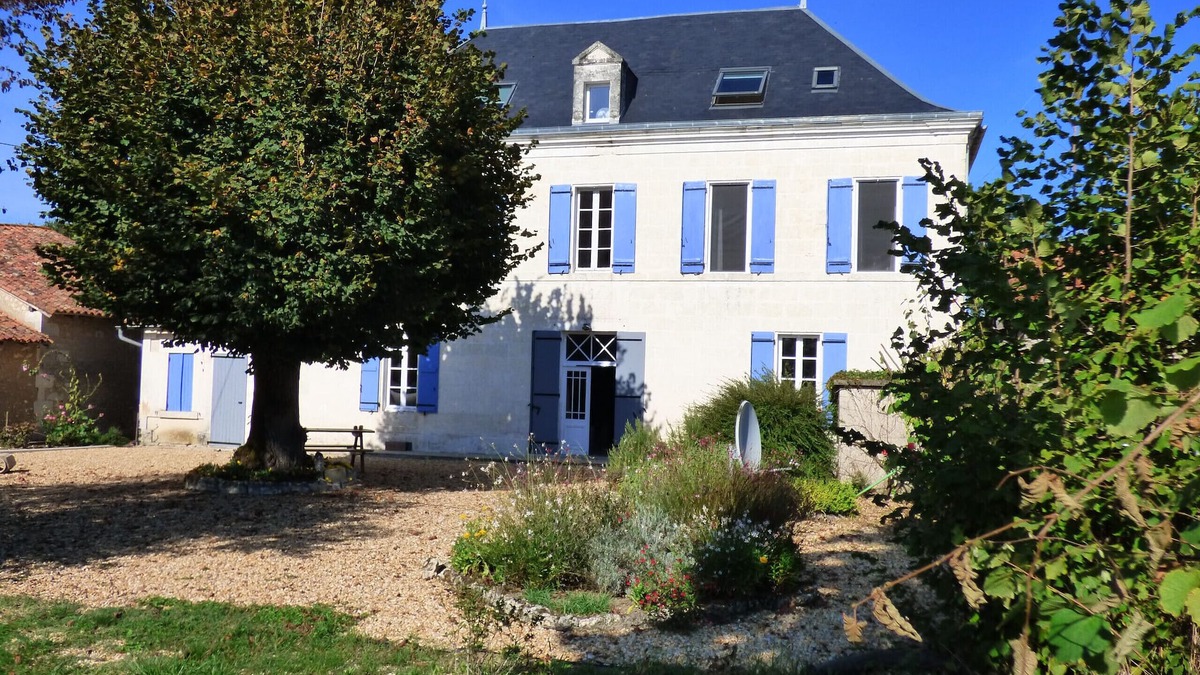 Laprade House | 8 ensuite bedroom Manor house in 7 acres with river access, 2km from Aubeterre