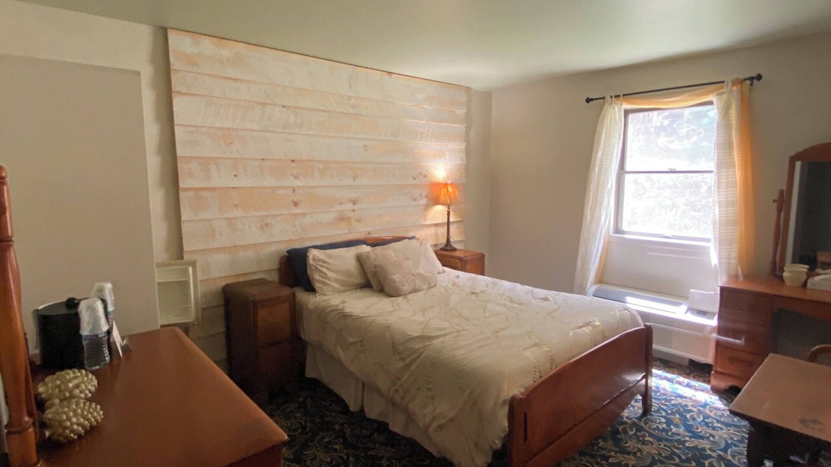 Clarington Apartment | 8-Gold Room