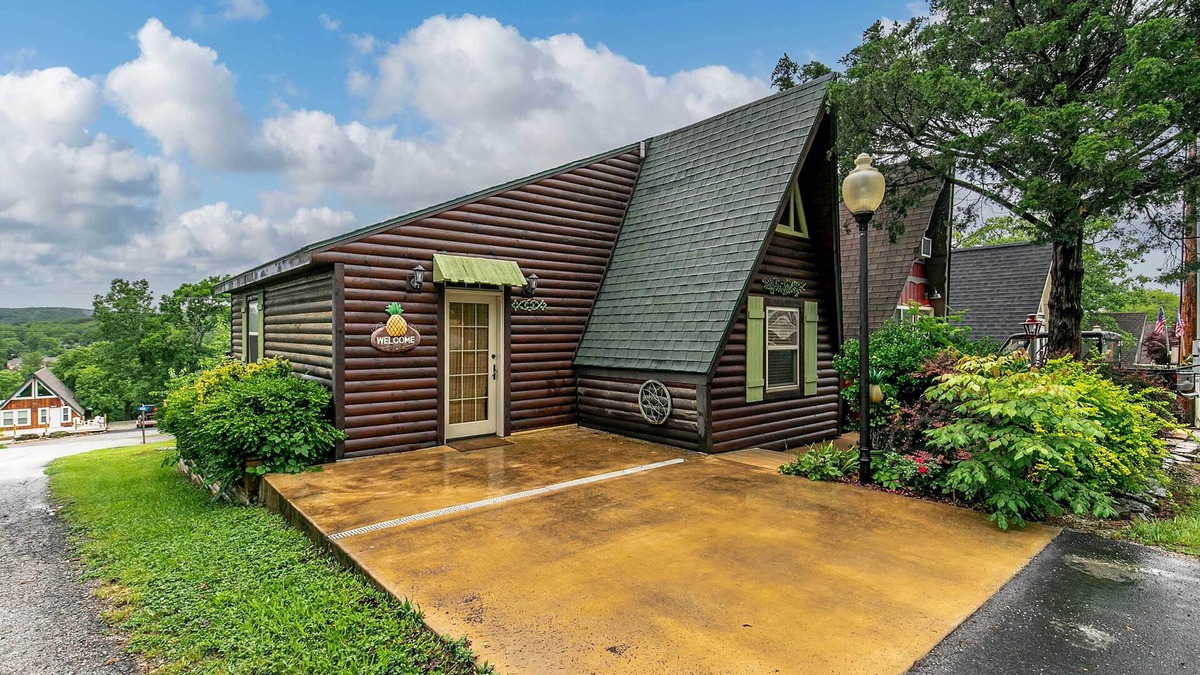 Lampe Cabin | 8 Mi to Dogwood Canyon: Cozy Cabin w/Deck