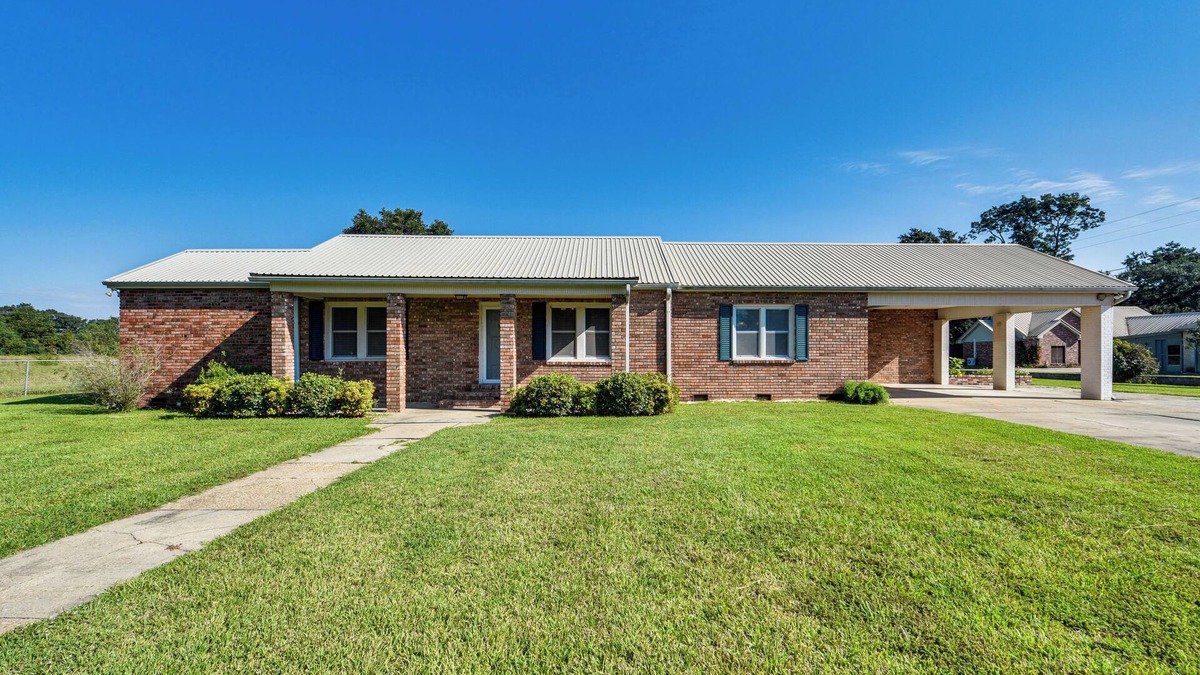 Broussard House | 8 Mi to Lafayette: Dog-Friendly Home w/Large Yard