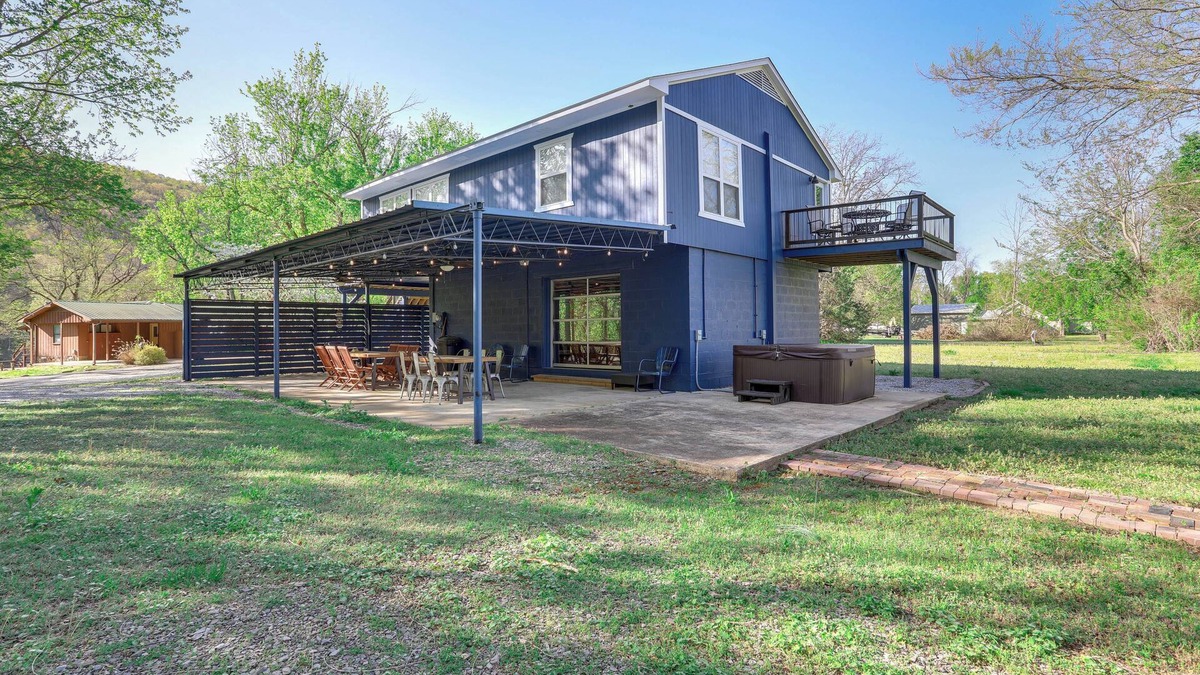 Boswell Cottage | 8 Mi to Ozark Folk Center: Home w/Hot Tub & Deck