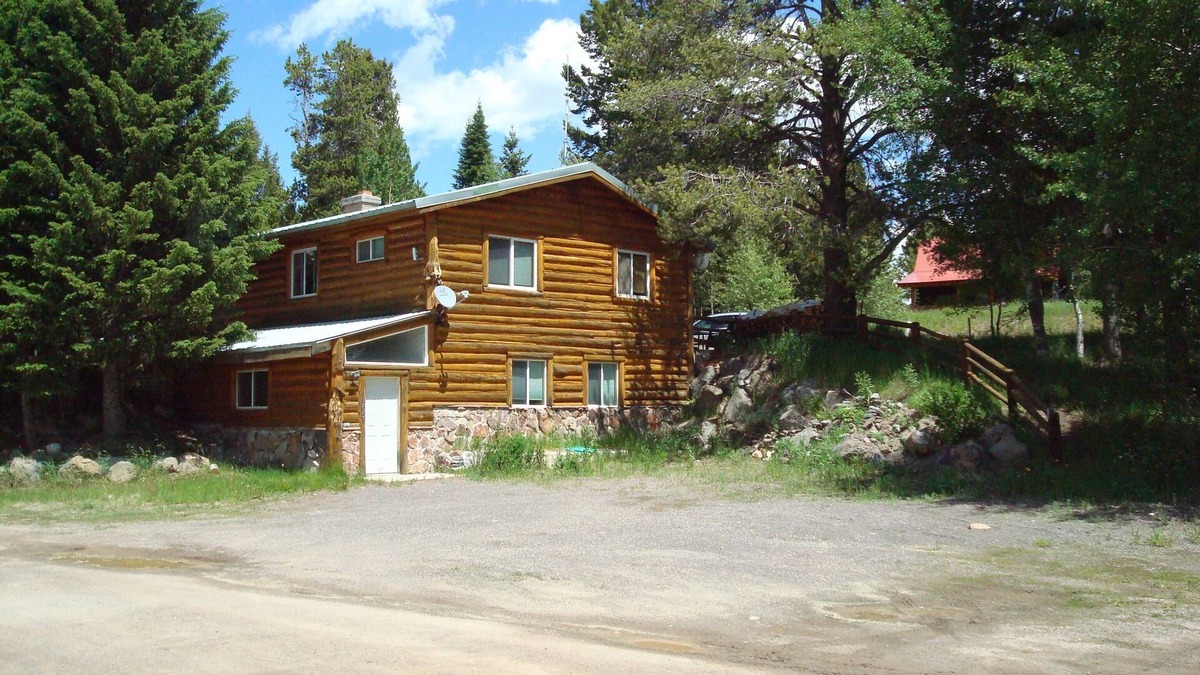 Lazy Acres House | 8 miles from Yellowstone! - Parking for Toys! - Grill & Firelplace - Smart TV