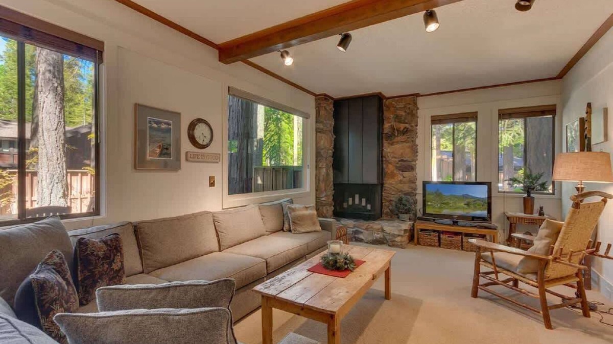 Comstock Acres House | 8 miles to Ski Palisades Tahoe-Alpine|Walk to Town