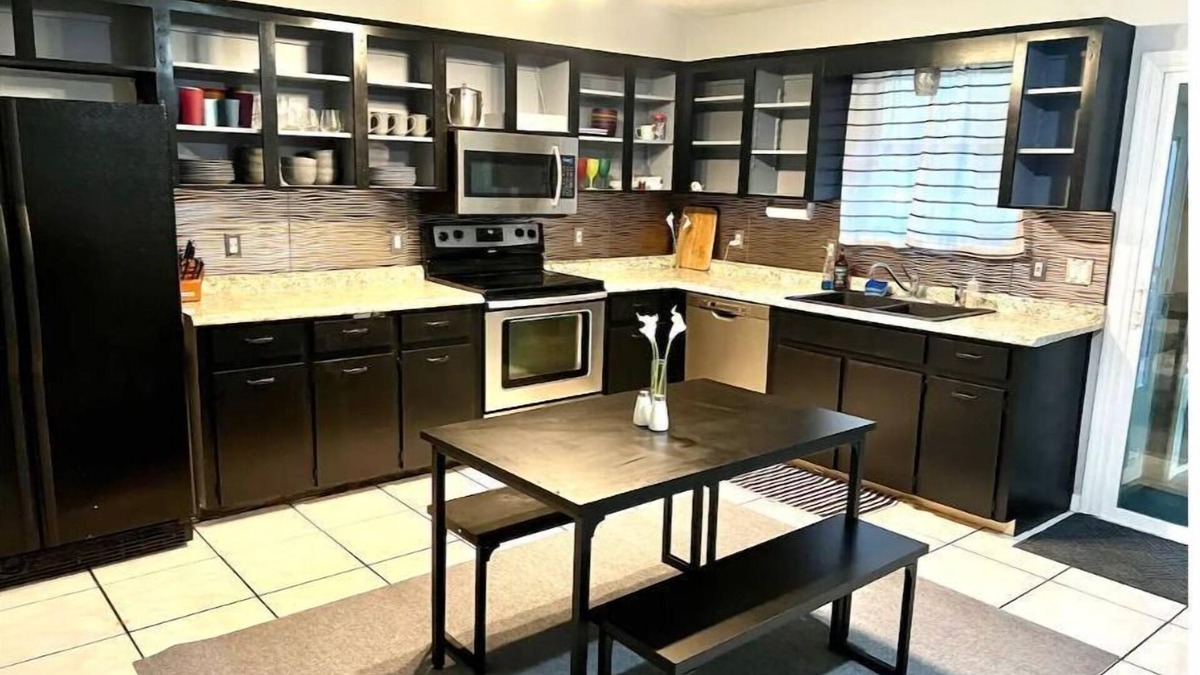Fellowship House | 8 min from WEC! Adorable 2BR home with pool