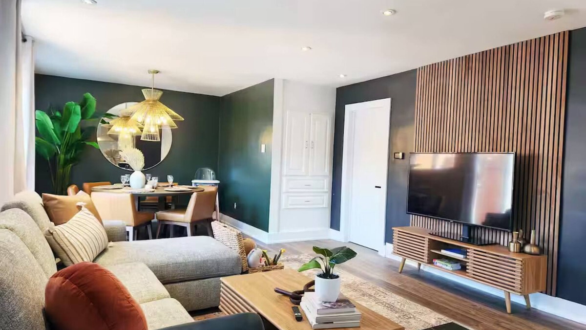 Hull House | 8 minutes to downtown Ottawa Private HOT TUB sleeps 10