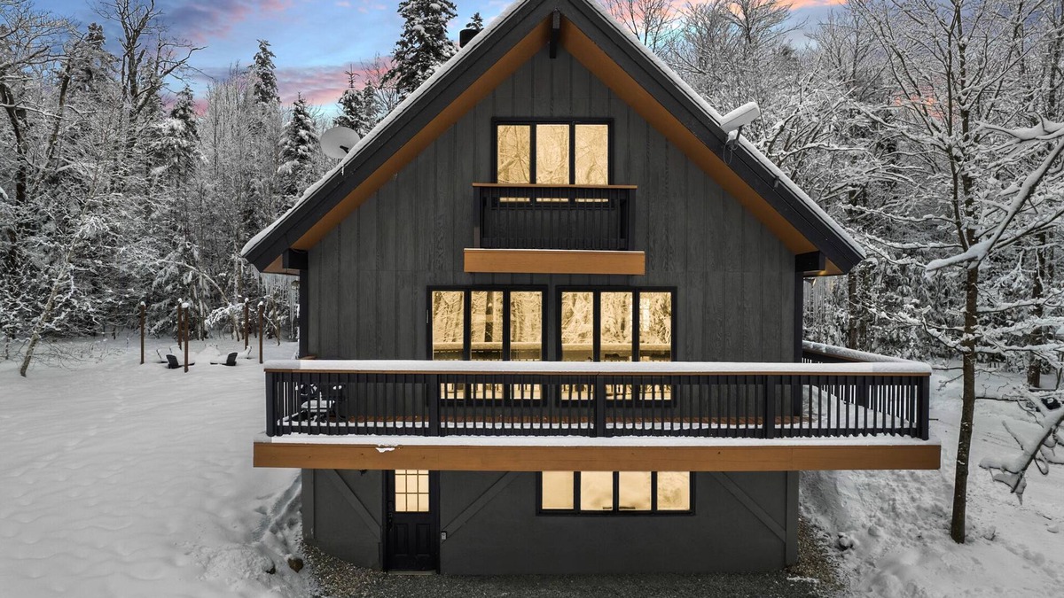 West Dover Ski Chalet | 8 minutes to Mount Snow, Dog Friendly, Fire Pit, Hot Tub, Game Room, Private