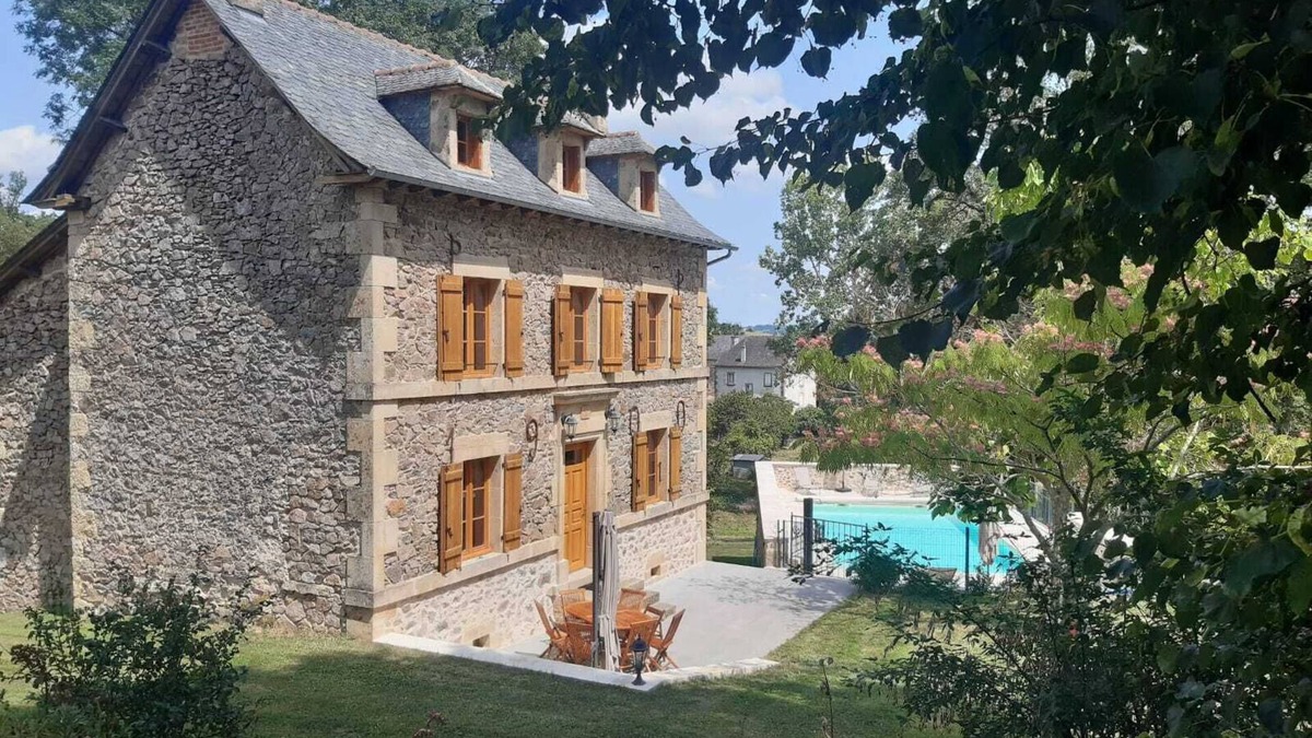 Lanuejouls House | 8-person gîte in the heart of nature with outdoor swimming pool