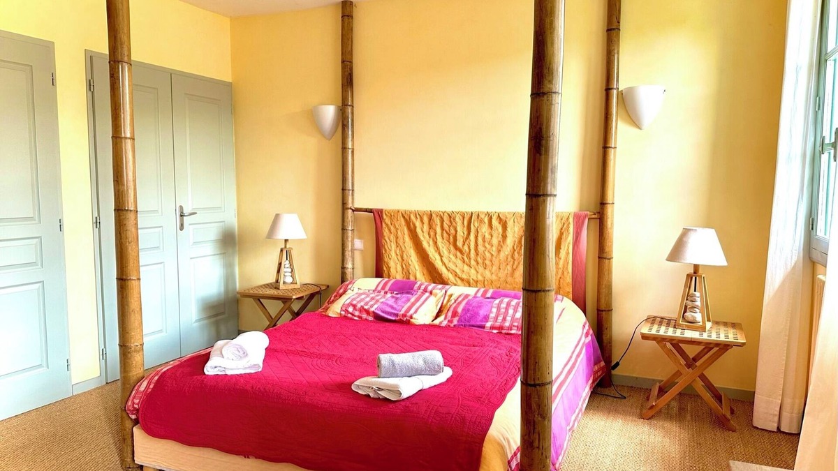 Estadens Cabin | 8-person self-catering cottage with shared pool and private garden facing the Pyrenees Mountains