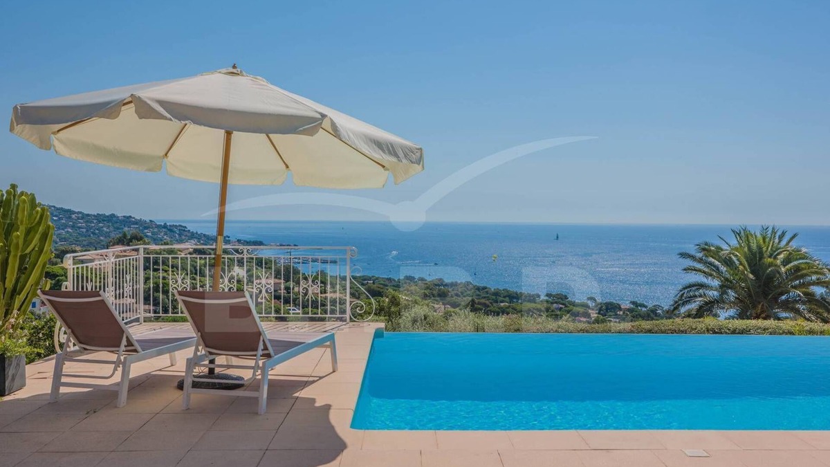 Plage de la Garonnette House | 8-person villa with panoramic view close to the beach
