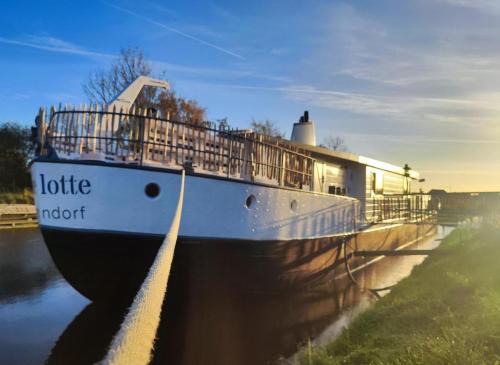 Otterndorf Boat Rental | 8 Personen Hausboot mit Hot Tub, Sauna, Kaminofen, Klimaanlage, Lounge, Sonnendeck und Garten mit Buddelschiff direkt hinterm Deich in Otterndorf