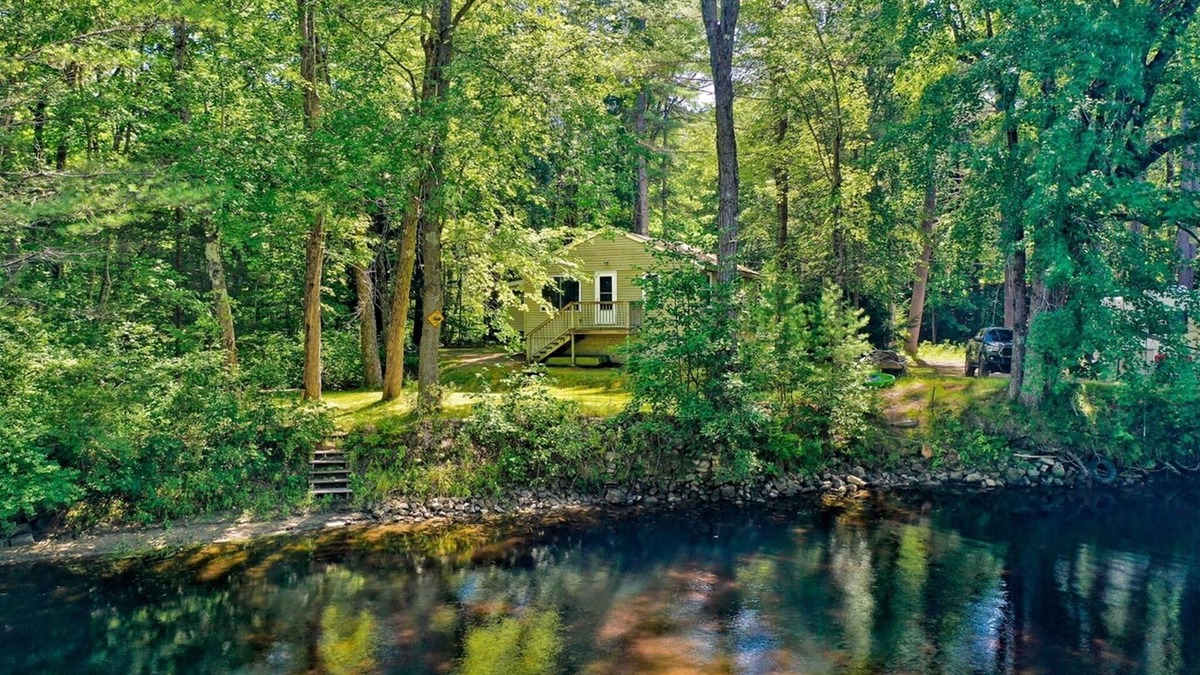South Casco Cottage | 80' of direct waterfrontage on the Crooked River