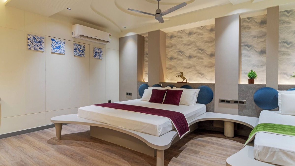 Pink City House | 800 sq ft studio good for 4 to 6 adults. centrally located and fully equipped