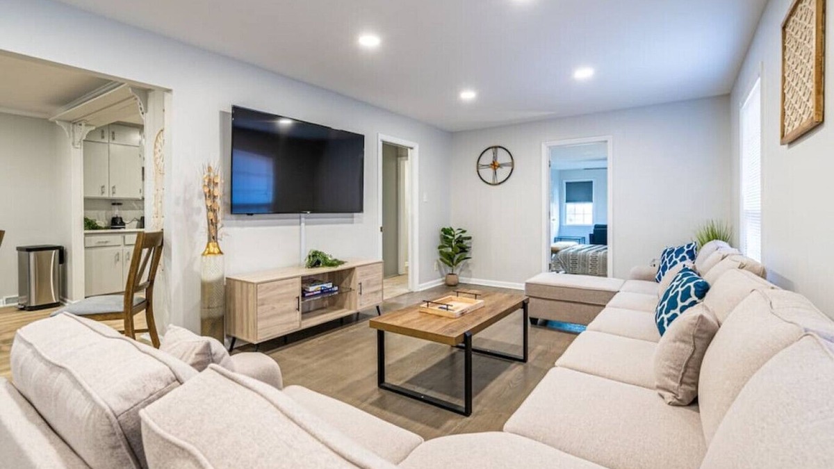 Huntsville House | 804 Vestavia · ⫷Urban Retreat⫸ Dual Master/Fiber WIFI Home