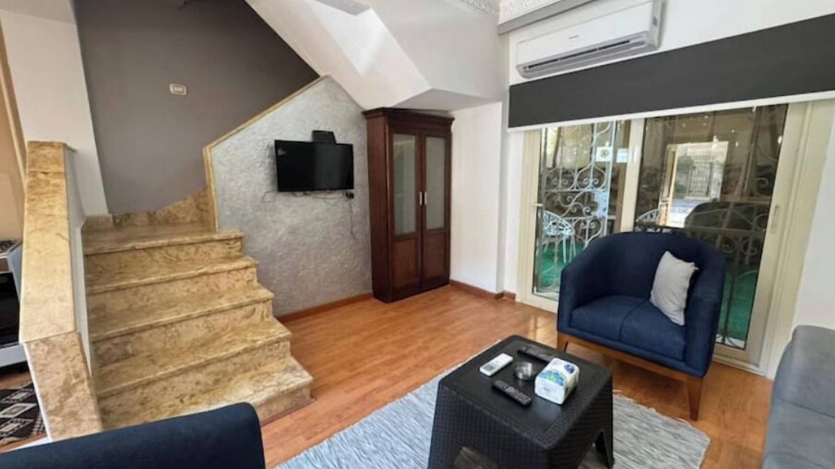 Bulaq ad Dakrur Apartment | 821 · 2BR Townhouse, Bath, TV, Backyard