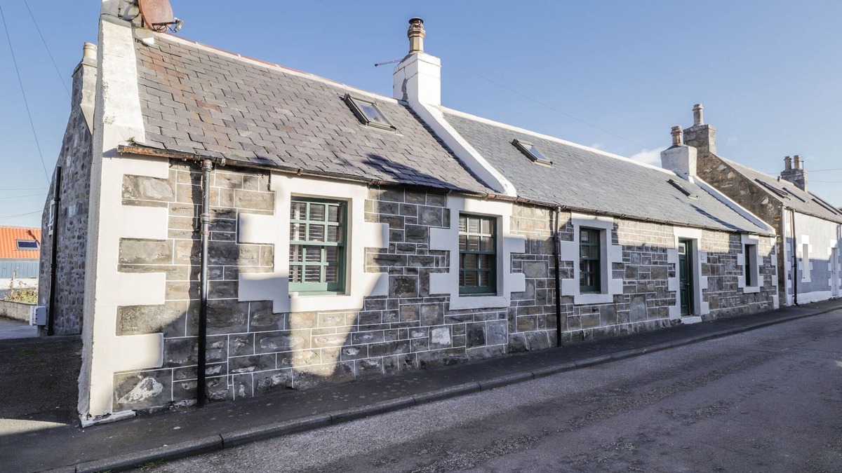 Cullen Cottage | 83 SEATOWN, pet friendly, character holiday cottage in Cullen