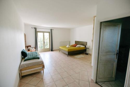 Althen-des-Paluds House | 84B5 - Hibiscus suite in an 18th century Provencal farmhouse