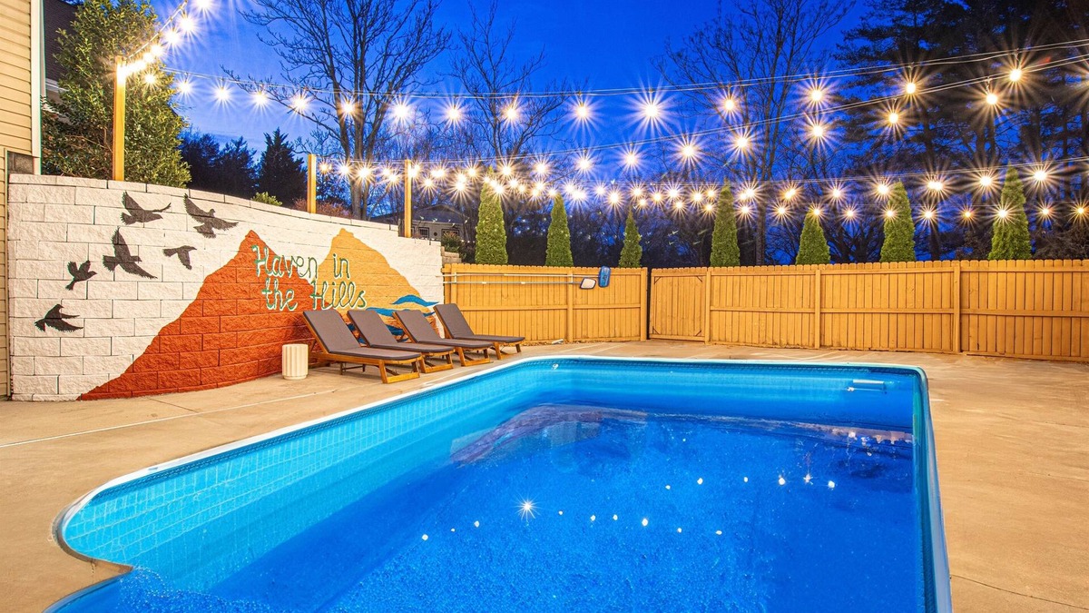 Hendersonville House | 85" TV, Arcade, Firepit, 350MB WiFi