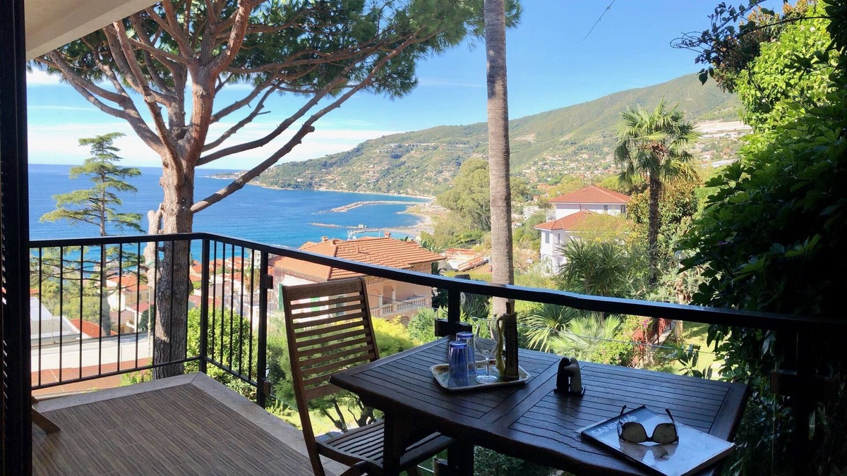 Ospedaletti Apartment | 85sqm holiday flat, in a park , close to the sea