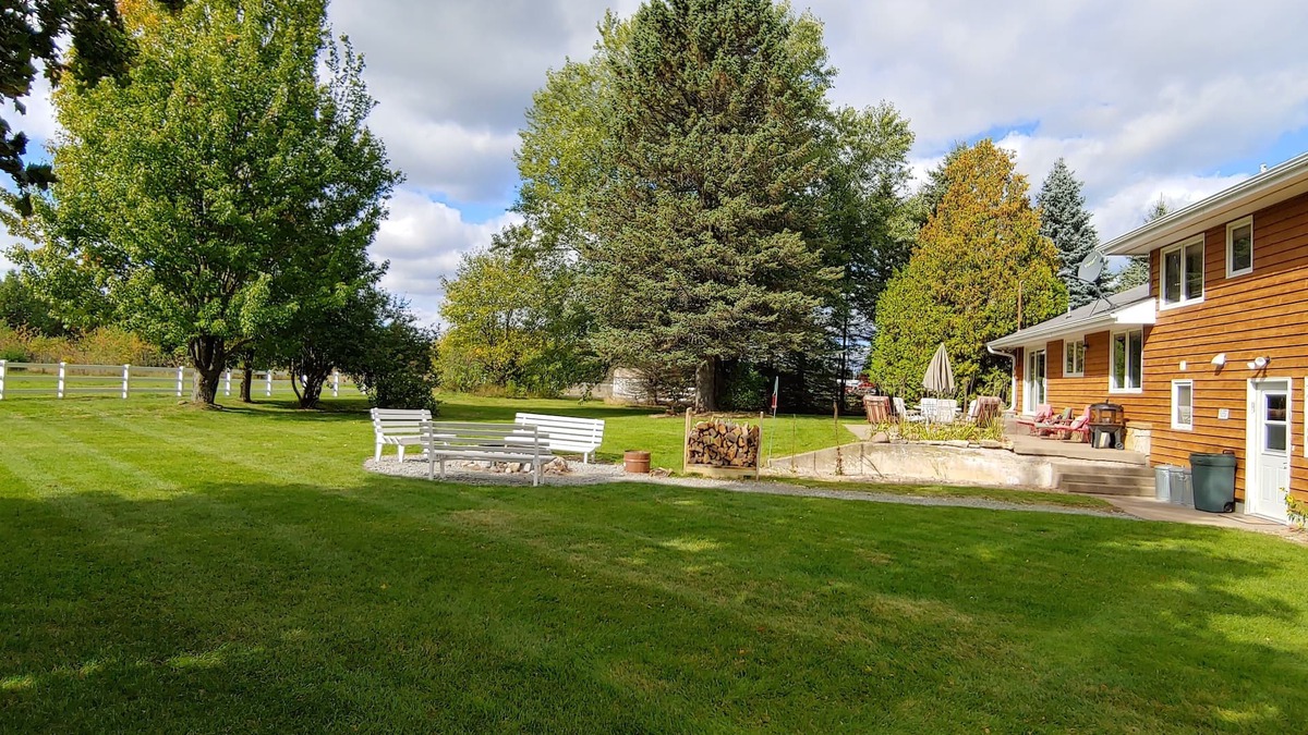 Upper Peninsula Michigan House | 86" TV, Sauna, Firepit, Gym, Ping Pong, Pool, Foosball, Plenty of Parking, 6 TVs