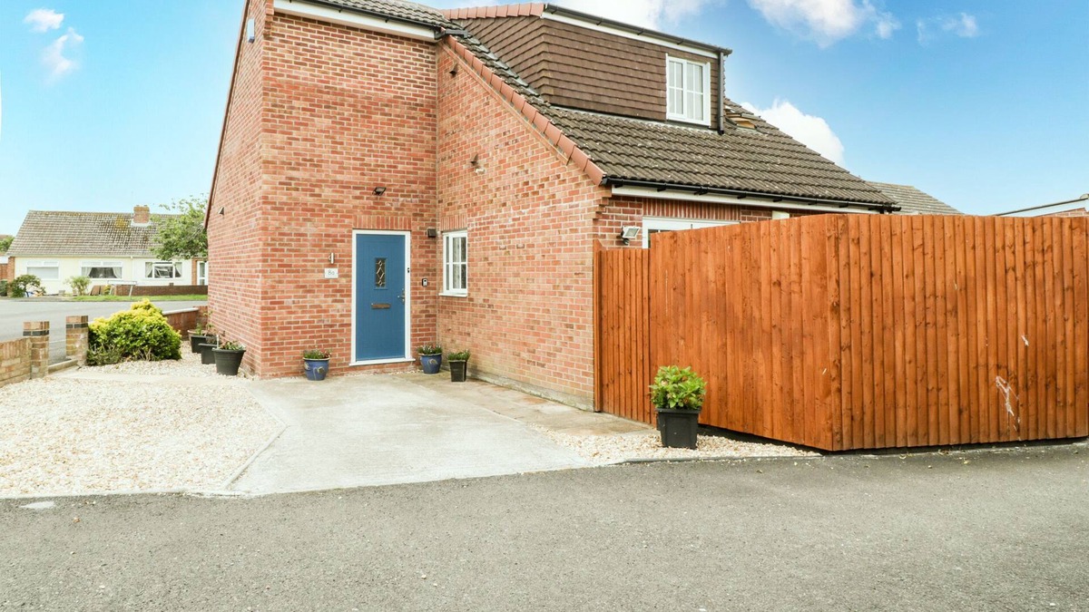 Burnham-on-Sea Cottage | 8A ROSEWOOD AVENUE, pet friendly, with a garden in Burnham-On-Sea