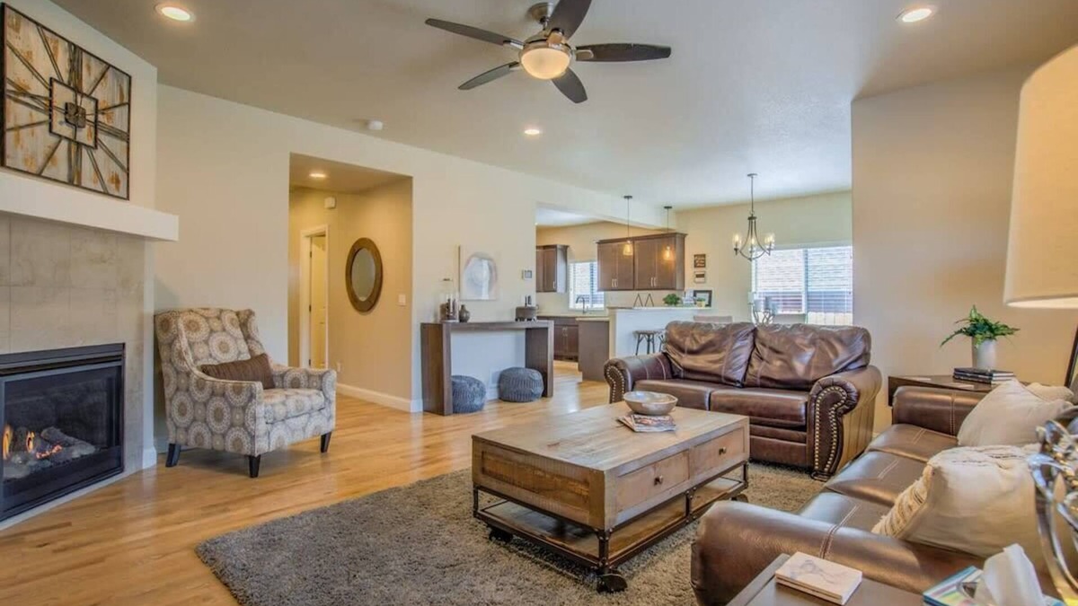 Colorado Springs House | 8BD Mnt Views Oasis Near Garden of The Gods Ideal for Groups