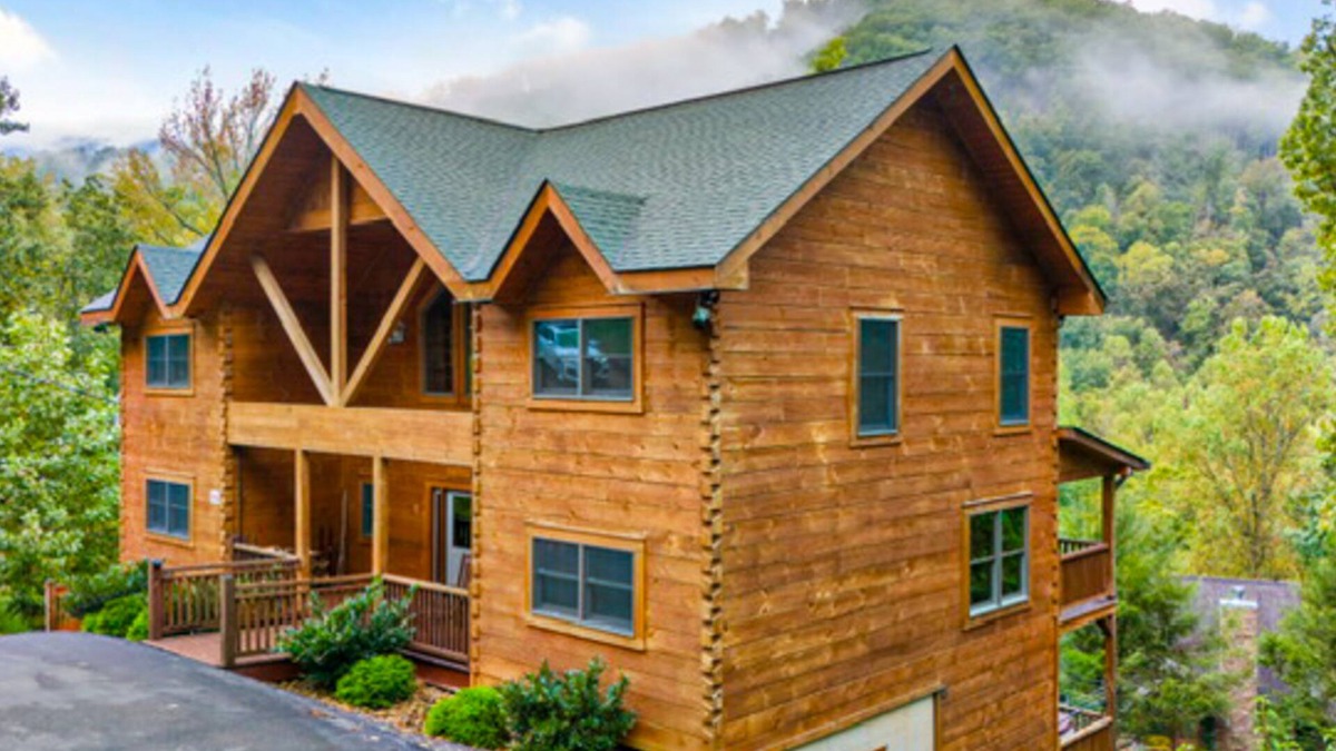 Gatlinburg Cabin | 8BDR cabin with game room, hot tub, free attraction tickets, & amazing views